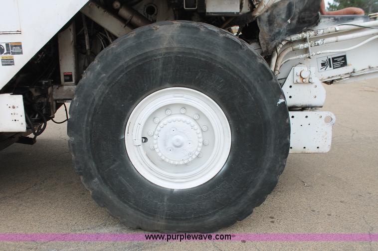 image for item H8076 2000 Roadtec SB-2500B shuttle buggy material transfer vehicle