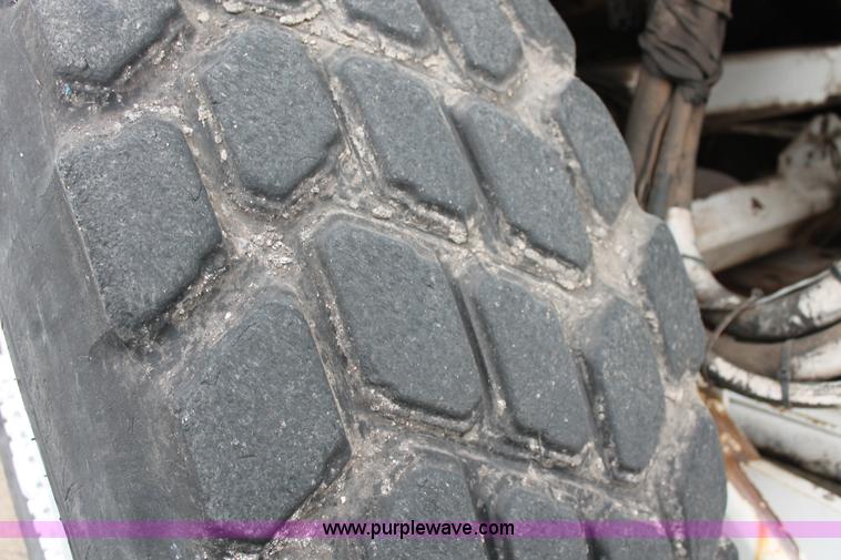 image for item H8076 2000 Roadtec SB-2500B shuttle buggy material transfer vehicle