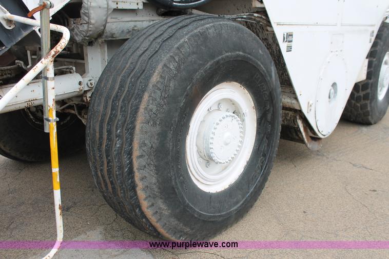 image for item H8076 2000 Roadtec SB-2500B shuttle buggy material transfer vehicle