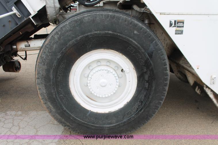 image for item H8076 2000 Roadtec SB-2500B shuttle buggy material transfer vehicle