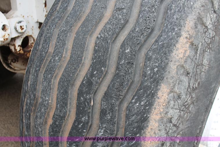 image for item H8076 2000 Roadtec SB-2500B shuttle buggy material transfer vehicle