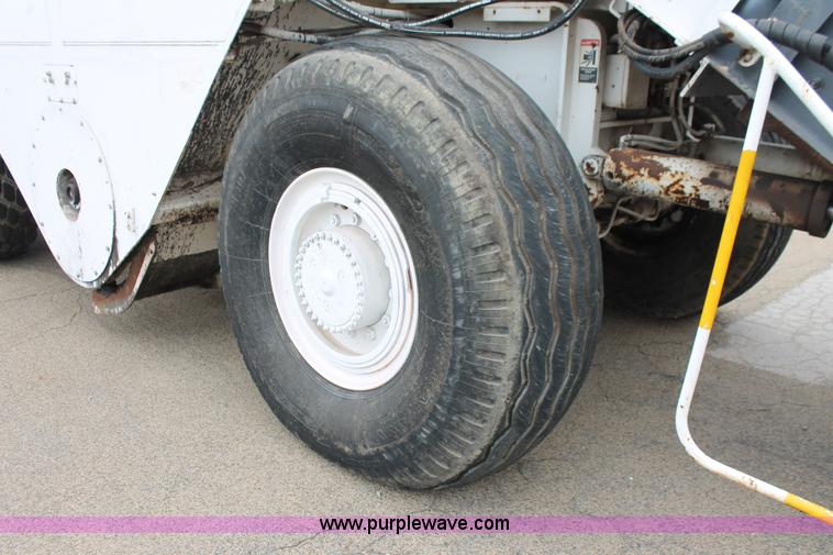 image for item H8076 2000 Roadtec SB-2500B shuttle buggy material transfer vehicle