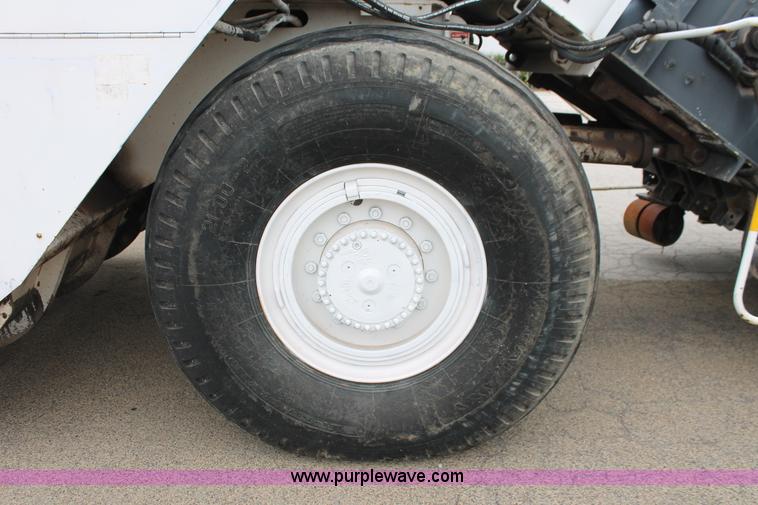 image for item H8076 2000 Roadtec SB-2500B shuttle buggy material transfer vehicle