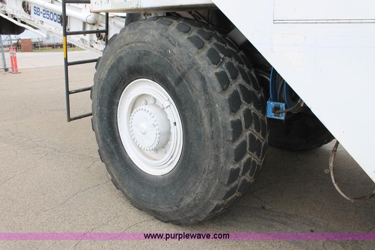 image for item H8076 2000 Roadtec SB-2500B shuttle buggy material transfer vehicle