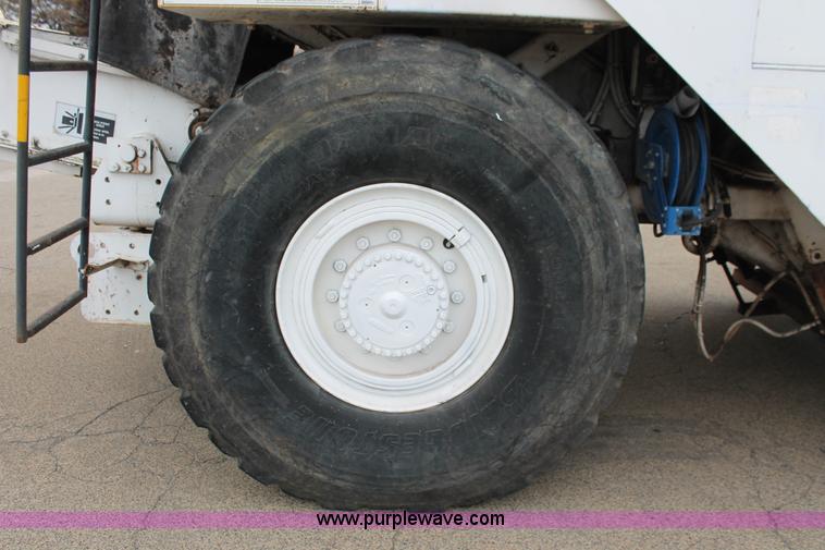 image for item H8076 2000 Roadtec SB-2500B shuttle buggy material transfer vehicle