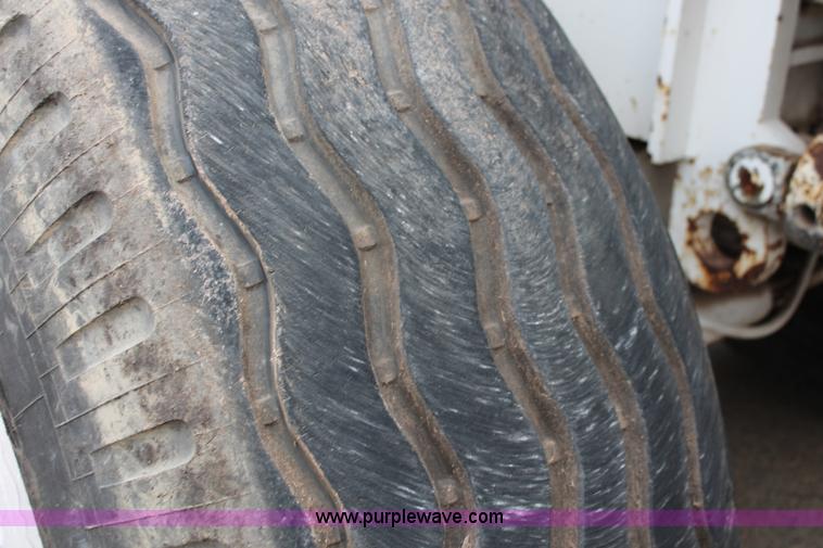 image for item H8076 2000 Roadtec SB-2500B shuttle buggy material transfer vehicle