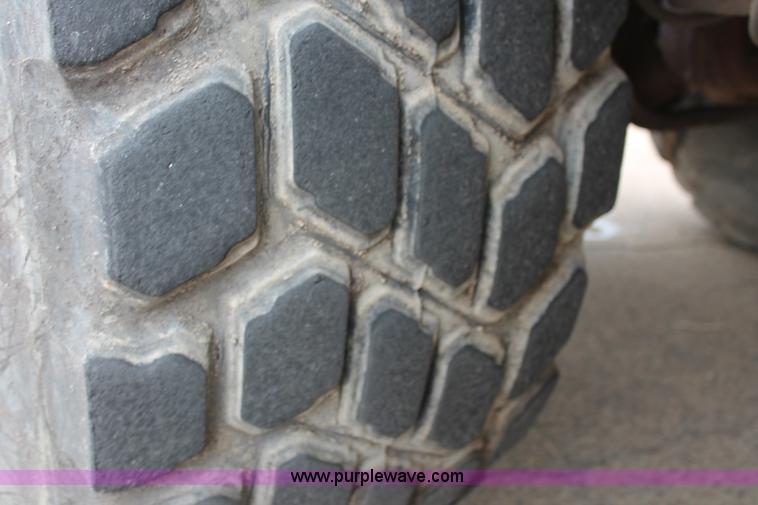 image for item H8076 2000 Roadtec SB-2500B shuttle buggy material transfer vehicle