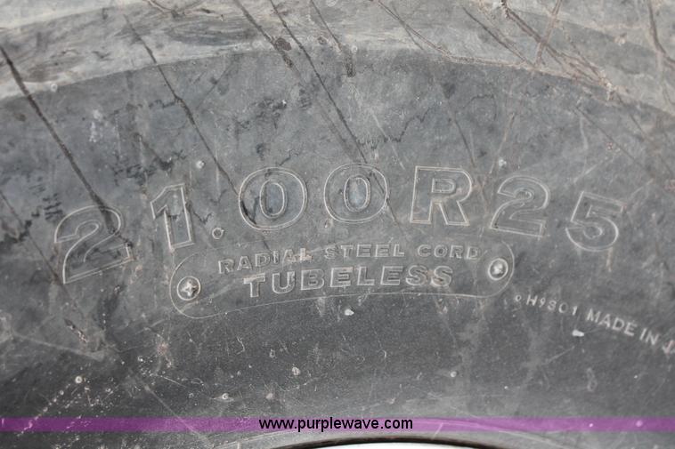 image for item H8076 2000 Roadtec SB-2500B shuttle buggy material transfer vehicle