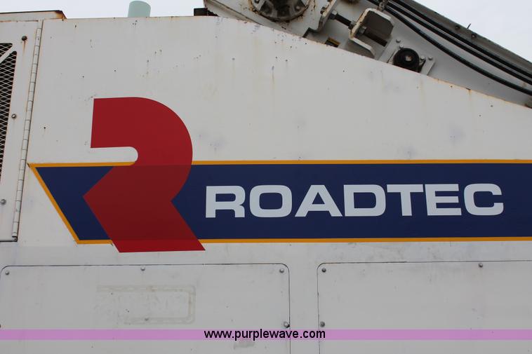 image for item H8076 2000 Roadtec SB-2500B shuttle buggy material transfer vehicle