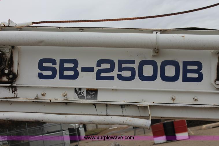 image for item H8076 2000 Roadtec SB-2500B shuttle buggy material transfer vehicle