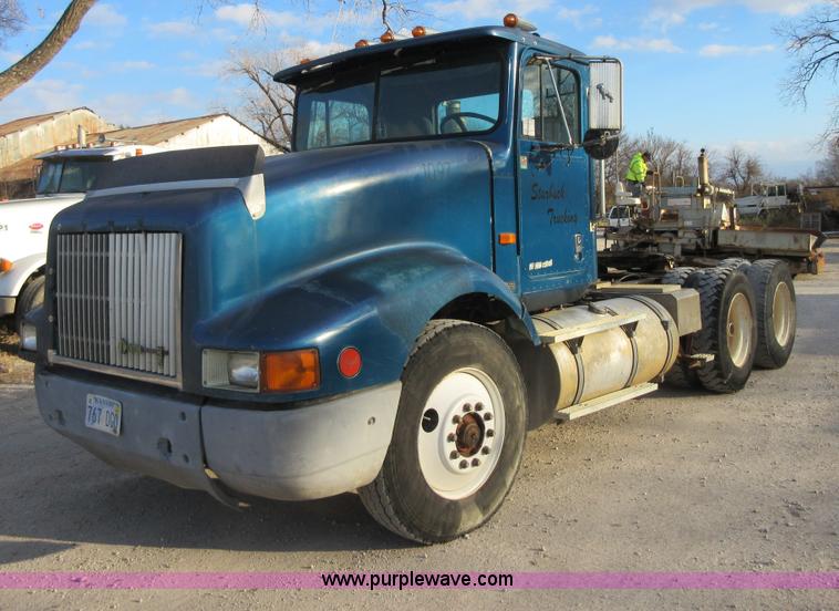 image for item I1836 1993 International 9400 semi truck