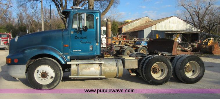 image for item I1836 1993 International 9400 semi truck