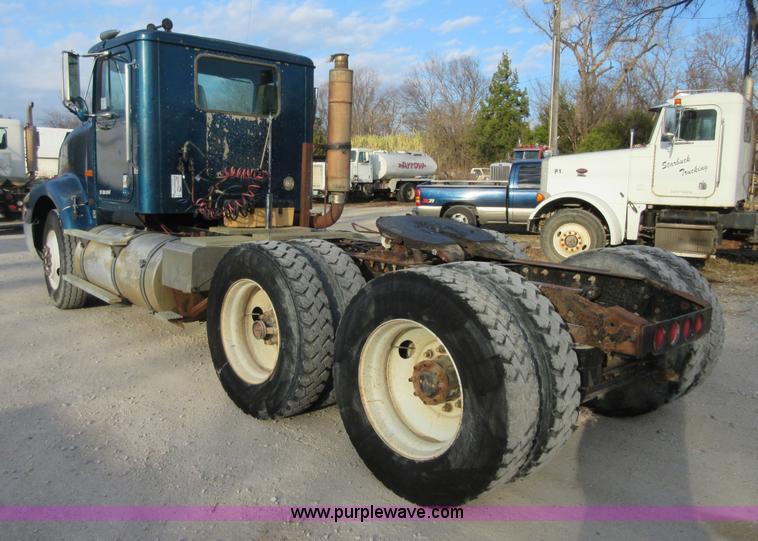 image for item I1836 1993 International 9400 semi truck