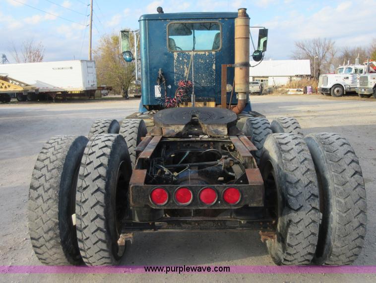 image for item I1836 1993 International 9400 semi truck