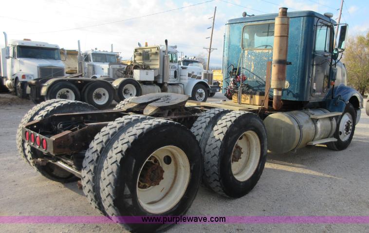 image for item I1836 1993 International 9400 semi truck