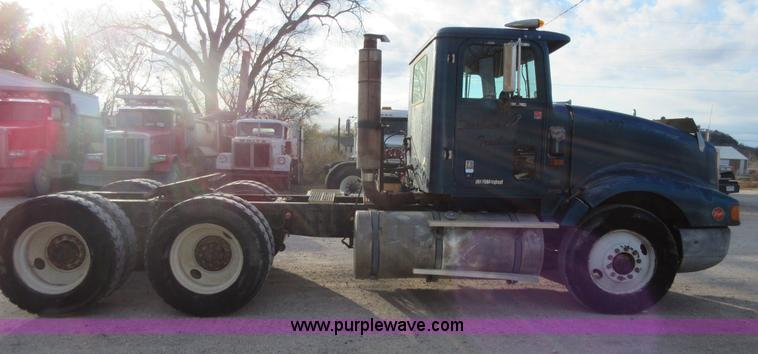 image for item I1836 1993 International 9400 semi truck