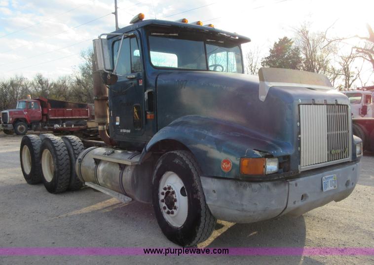 image for item I1836 1993 International 9400 semi truck