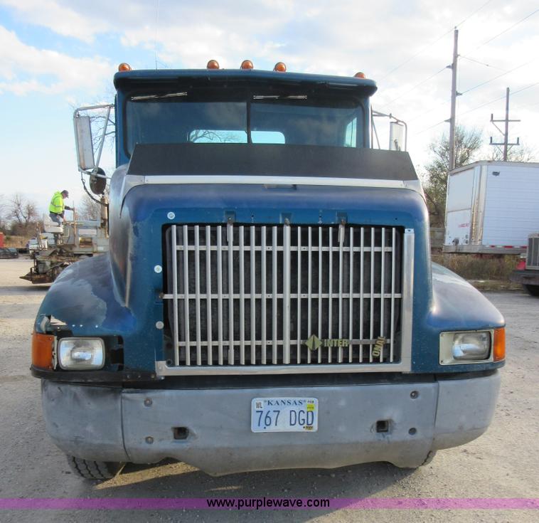 image for item I1836 1993 International 9400 semi truck