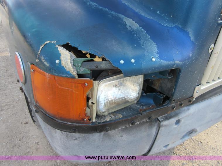 image for item I1836 1993 International 9400 semi truck