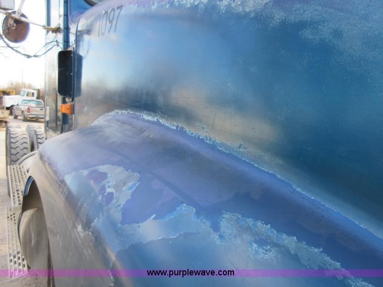 image for item I1836 1993 International 9400 semi truck