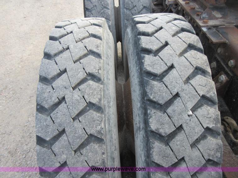 image for item I1836 1993 International 9400 semi truck