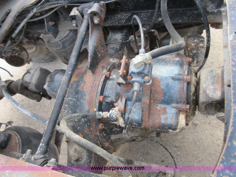 image for item I1836 1993 International 9400 semi truck