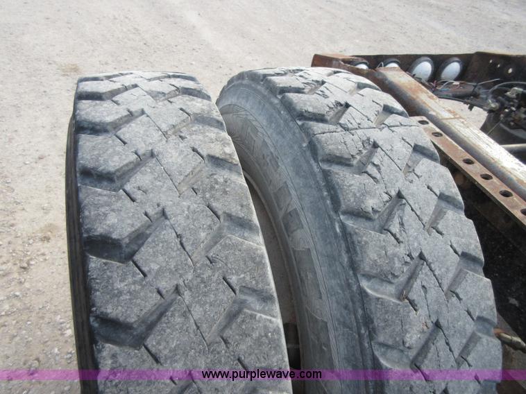 image for item I1836 1993 International 9400 semi truck