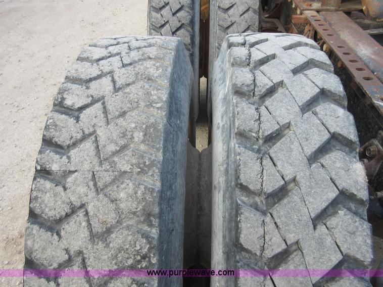 image for item I1836 1993 International 9400 semi truck