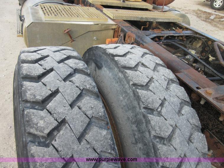 image for item I1836 1993 International 9400 semi truck