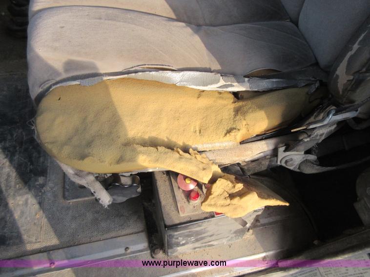 image for item I1836 1993 International 9400 semi truck