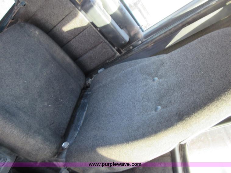 image for item I1836 1993 International 9400 semi truck