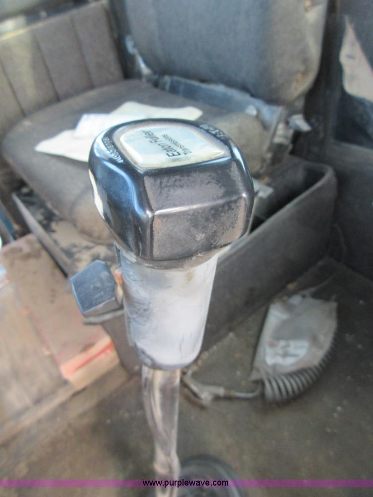 image for item I1836 1993 International 9400 semi truck