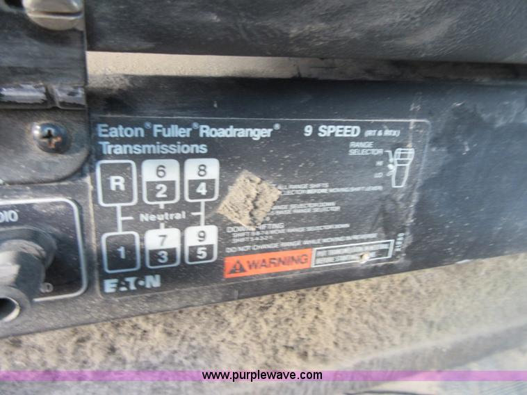 image for item I1836 1993 International 9400 semi truck