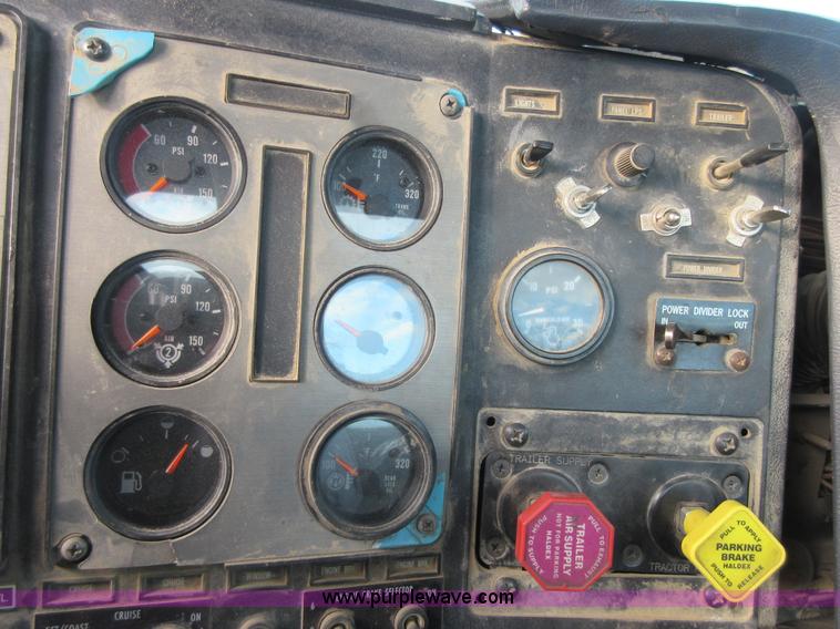 image for item I1836 1993 International 9400 semi truck