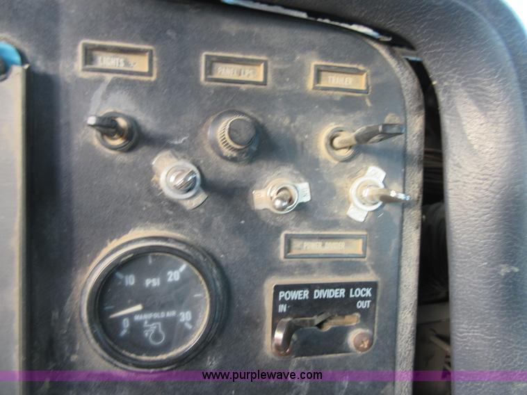 image for item I1836 1993 International 9400 semi truck