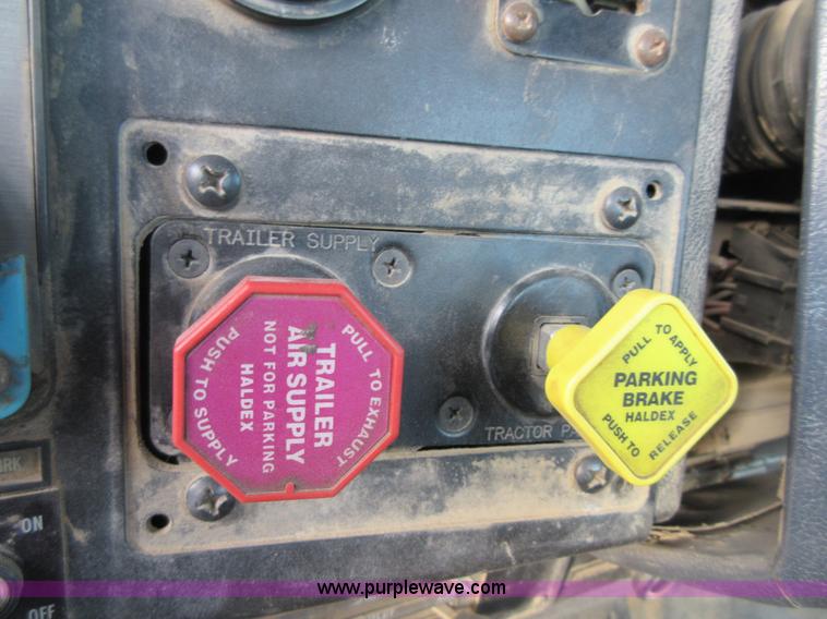 image for item I1836 1993 International 9400 semi truck