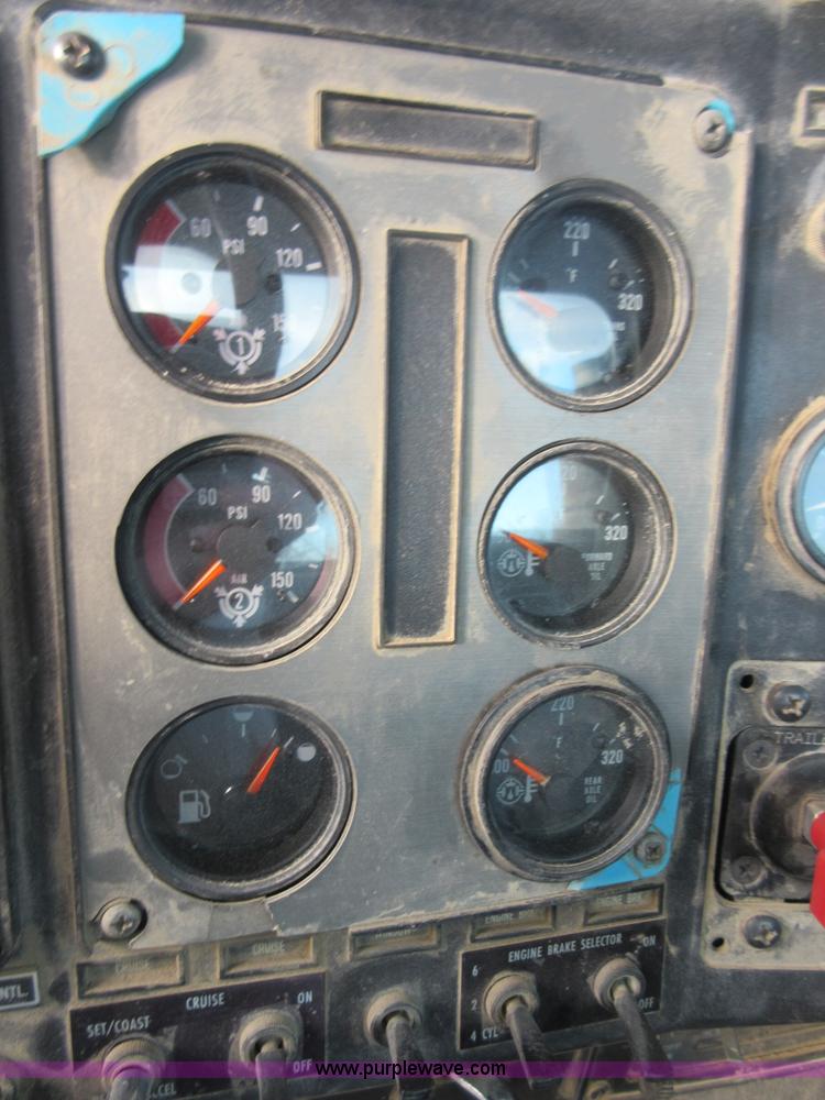 image for item I1836 1993 International 9400 semi truck