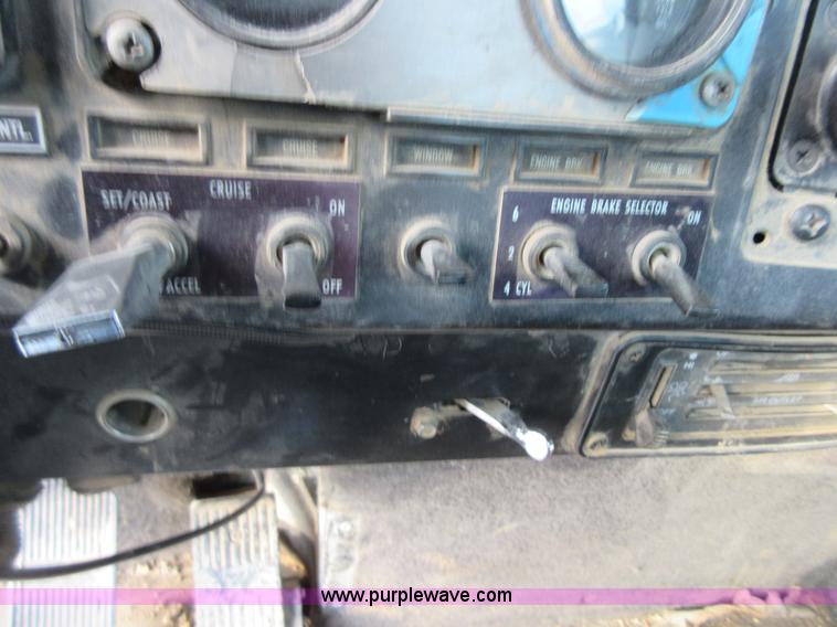 image for item I1836 1993 International 9400 semi truck