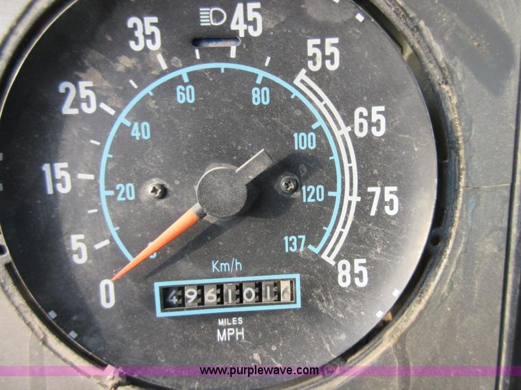 image for item I1836 1993 International 9400 semi truck