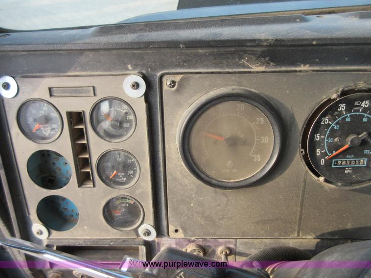 image for item I1836 1993 International 9400 semi truck