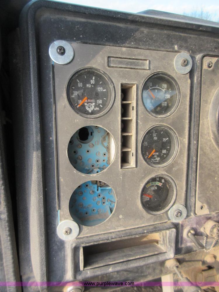 image for item I1836 1993 International 9400 semi truck