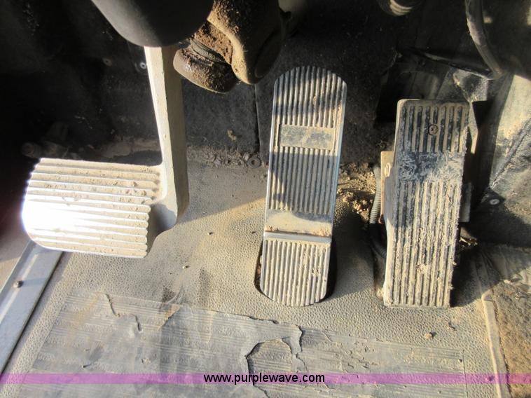 image for item I1836 1993 International 9400 semi truck