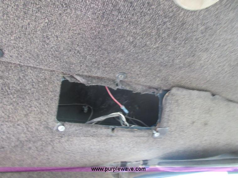 image for item I1836 1993 International 9400 semi truck