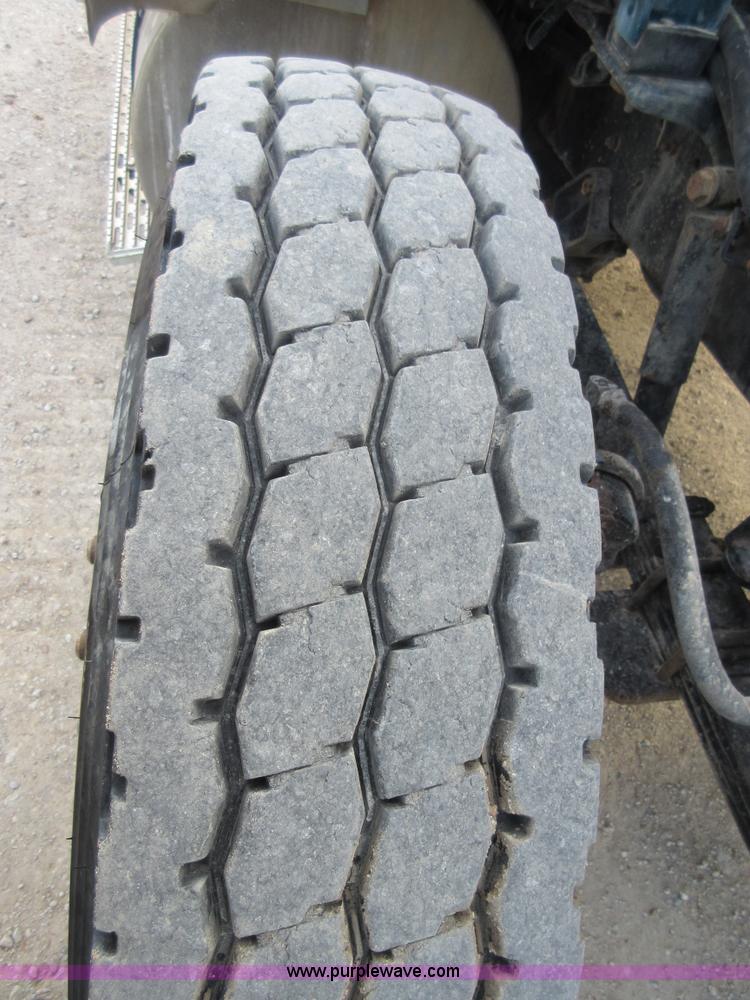 image for item I1836 1993 International 9400 semi truck