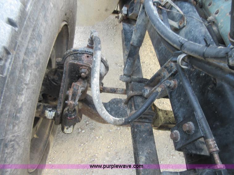 image for item I1836 1993 International 9400 semi truck