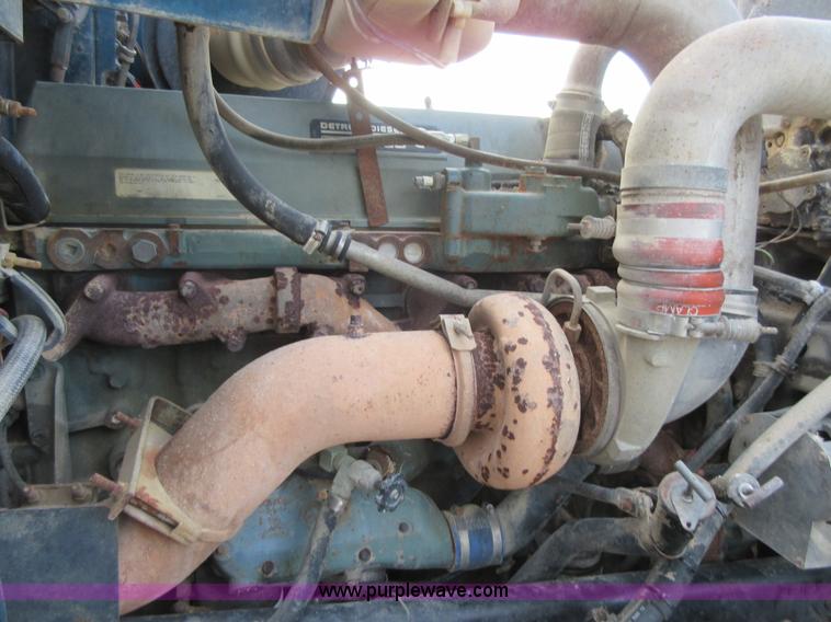 image for item I1836 1993 International 9400 semi truck