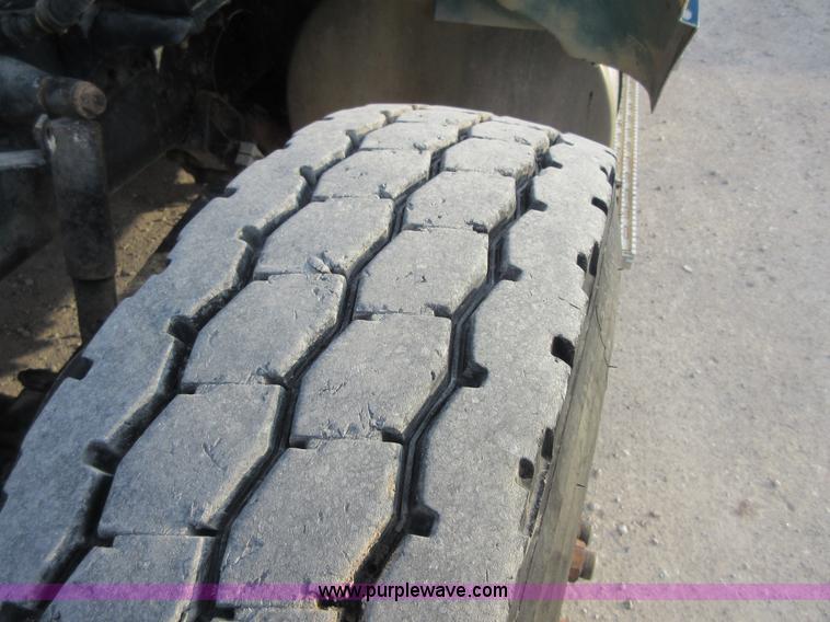 image for item I1836 1993 International 9400 semi truck