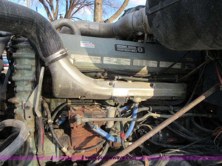 image for item I1836 1993 International 9400 semi truck