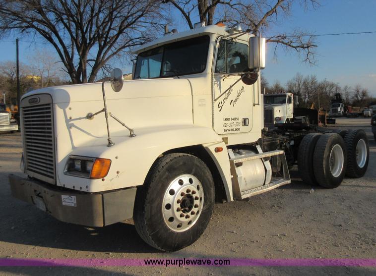 image for item I1837 2000 Freigtliner FLD120 semi truck