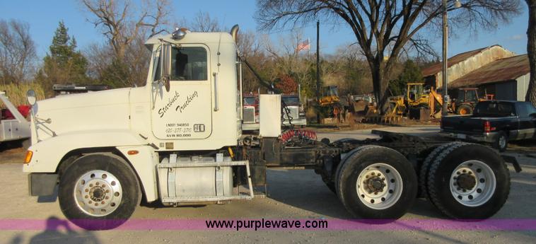 image for item I1837 2000 Freigtliner FLD120 semi truck